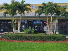 13800-13880 SW 88th St, Miami, FL à louer Photo de l’immeuble– Image 1 sur 1