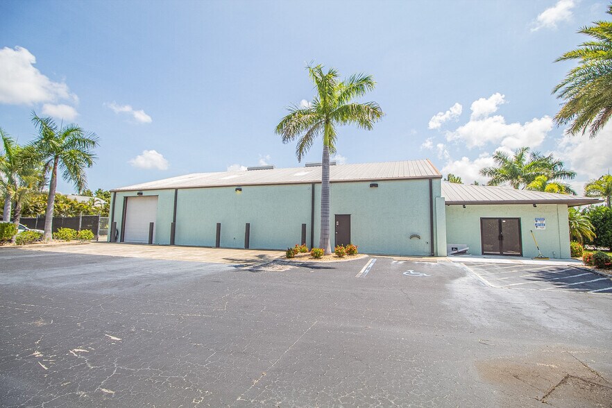 8270 Pascal Dr, Punta Gorda, FL à louer - Photo de l’immeuble – Image 2 sur 17