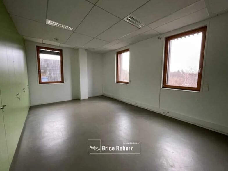 Bureau dans Saint-Priest à vendre - Photo de l’immeuble – Image 3 sur 6
