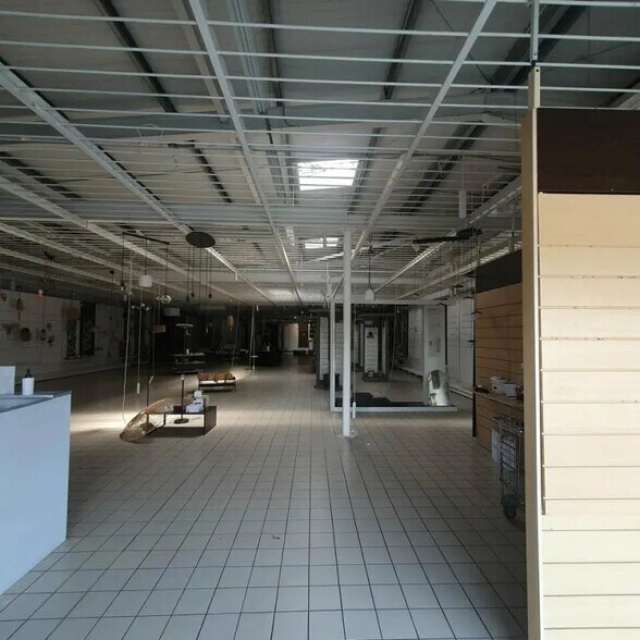 Local commercial dans Valence à louer - Photo de l’immeuble – Image 2 sur 3