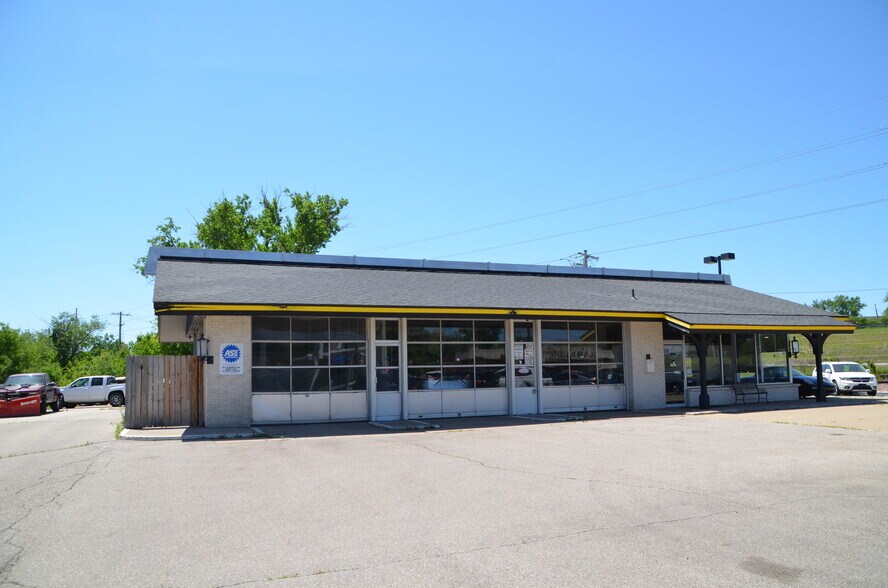 1945 42nd St NE, Cedar Rapids, IA à vendre - Photo de l’immeuble – Image 2 sur 3