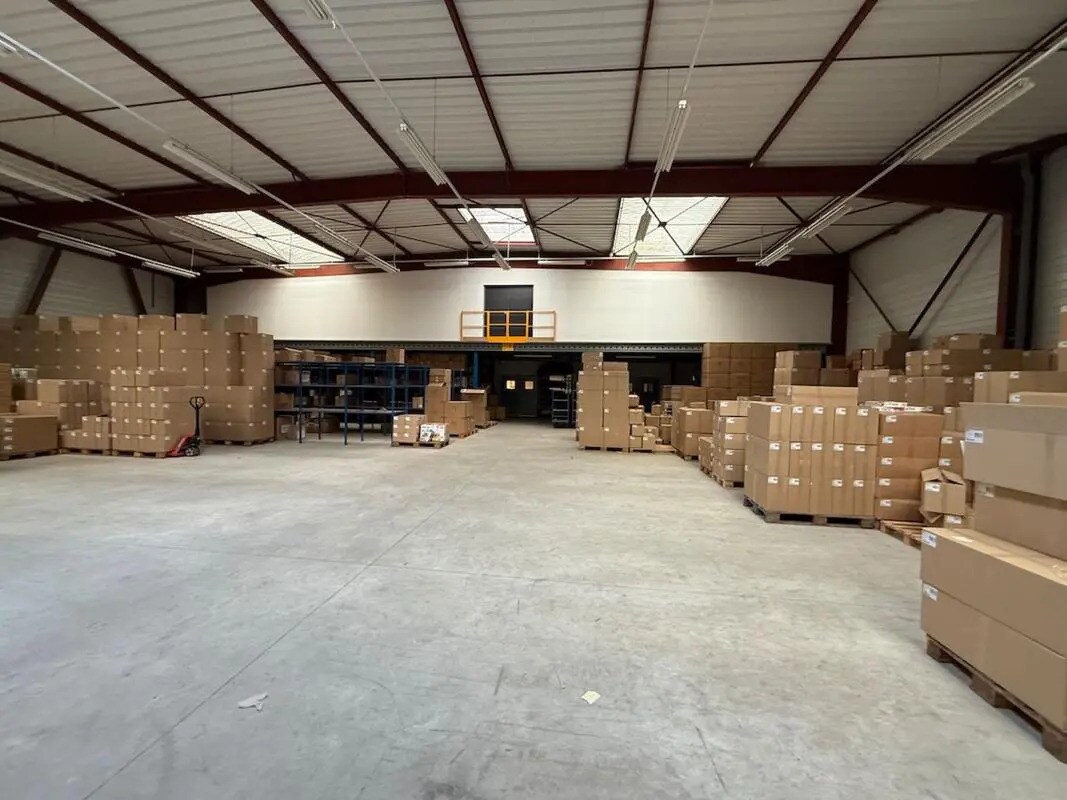 Local d’activités dans Saint-Jean-du-Cardonnay à louer Photo de l’immeuble– Image 1 sur 5