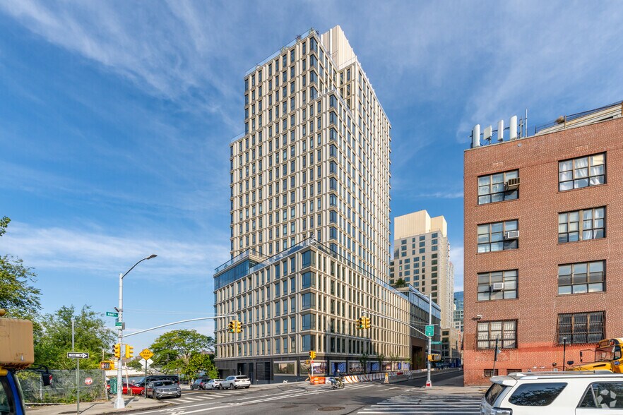 480-490 Kent Ave, Brooklyn, NY à louer - Photo de l’immeuble – Image 1 sur 7