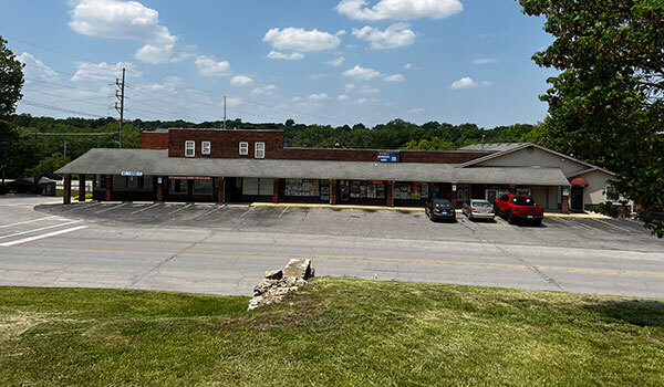 100-106 S Sterling Ave, Sugar Creek, MO à louer - Photo de l’immeuble – Image 1 sur 19