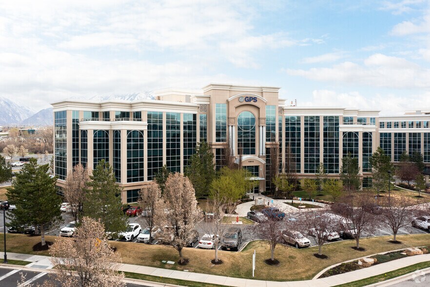 10813 S River Front Pky, South Jordan, UT à louer - Photo de l’immeuble – Image 2 sur 3