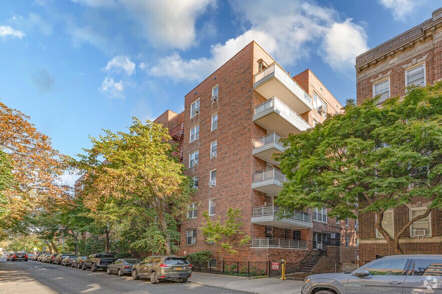 79-10 34th Ave, Jackson Heights, NY à vendre - Photo de l’immeuble – Image 2 sur 7