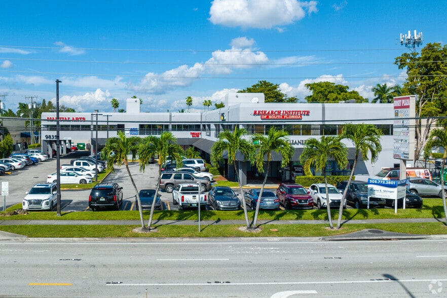9835 Sunset Dr, Miami, FL à louer - Photo de l’immeuble – Image 3 sur 6