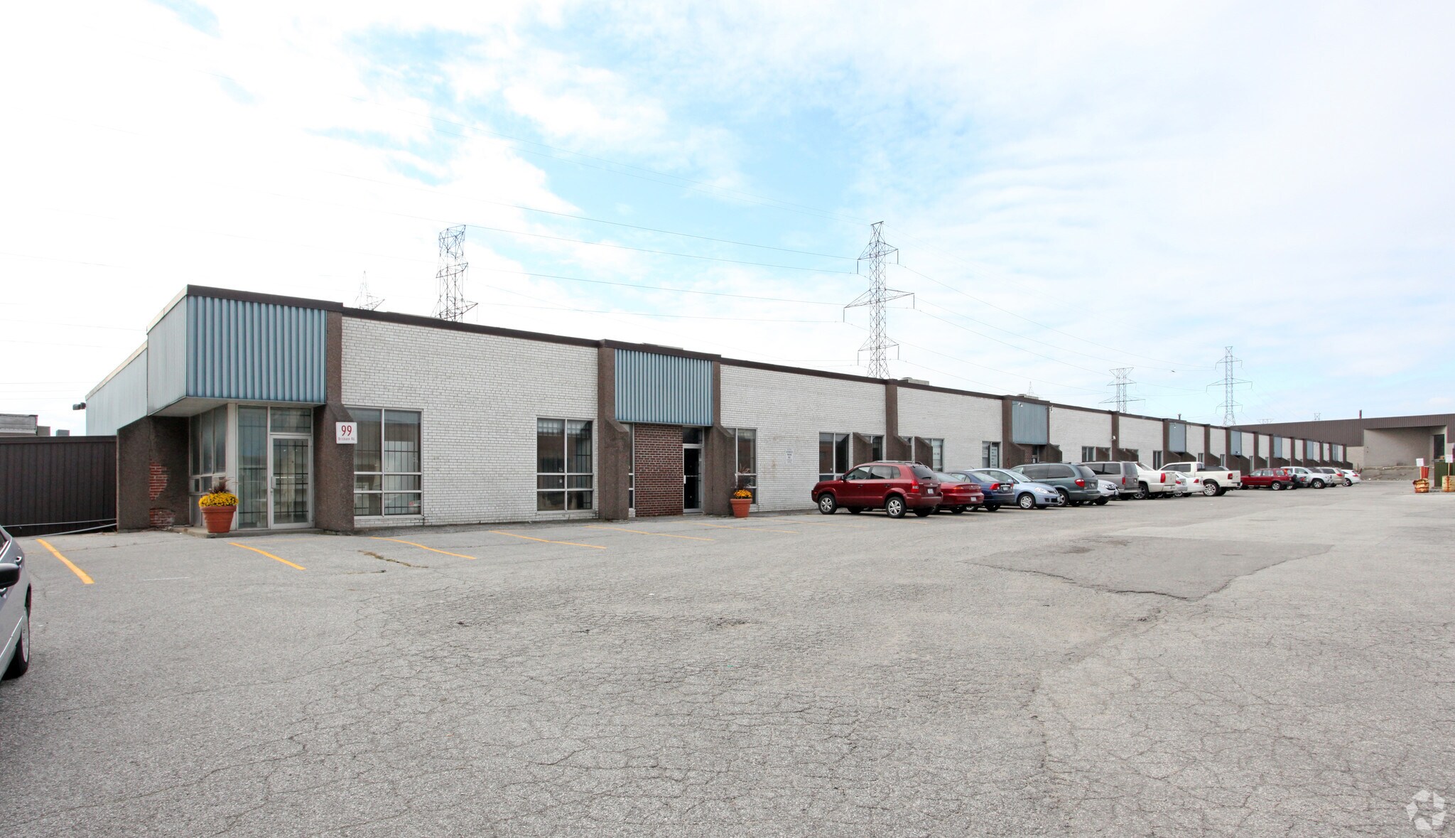 99 Brisbane Rd, Toronto, ON à louer Photo principale– Image 1 sur 4