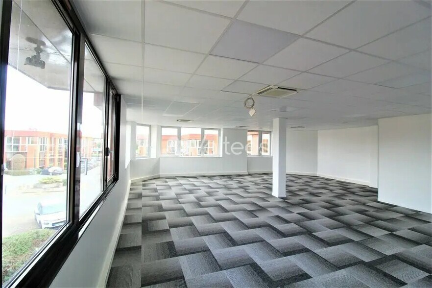 240 Rue Jean Bart, Labège à louer - Photo de l’immeuble – Image 3 sur 8