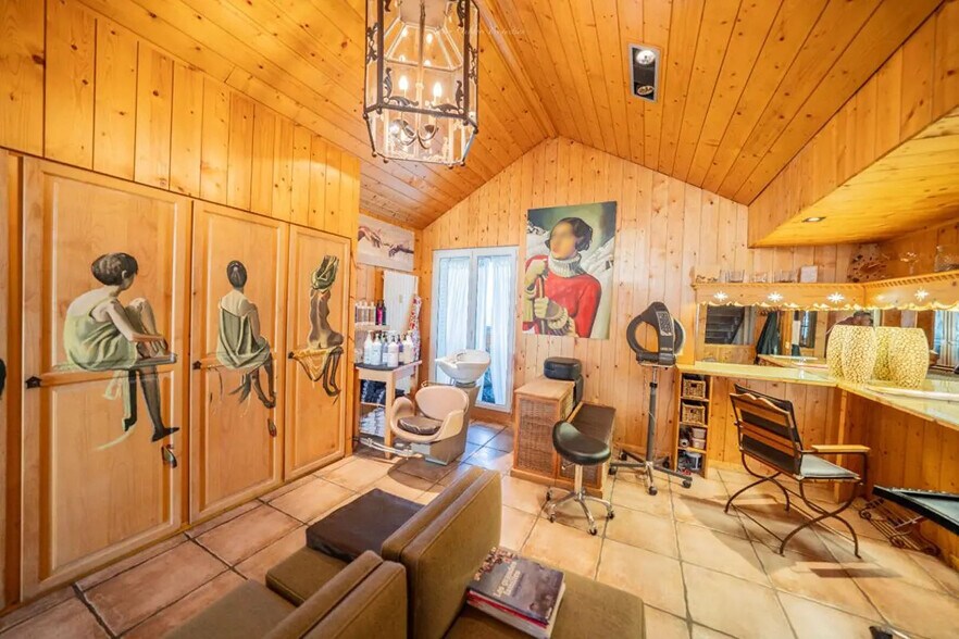 Local d'activités dans SUPER BESSE à vendre - Photo de l’immeuble – Image 2 sur 7