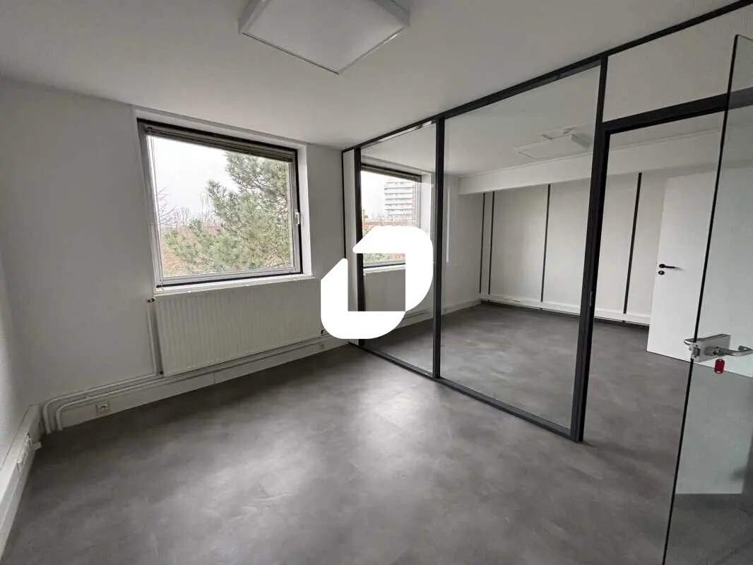 317 Square Des Champs Elysées, Évry-Courcouronnes à louer Photo de l’immeuble– Image 1 sur 14