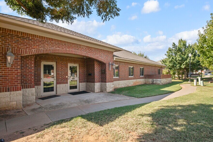 1006 24th Ave NW, Norman, OK à vendre - Photo de l’immeuble – Image 2 sur 58