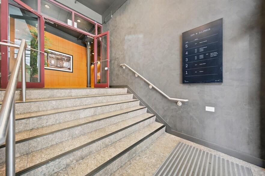 225 W Illinois St, Chicago, IL à louer - Photo de l’immeuble – Image 3 sur 8