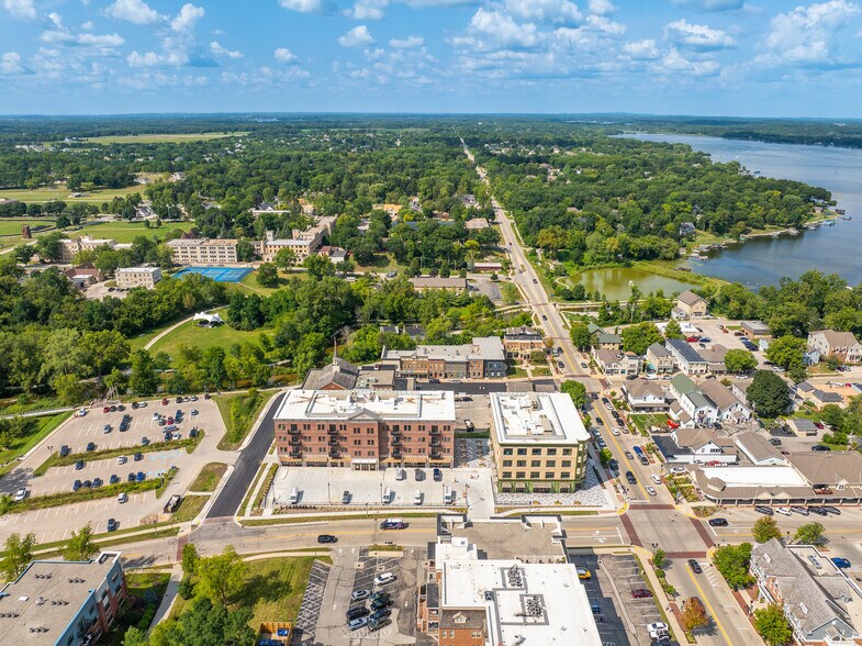 705 N Genesee St, Delafield, WI à louer - Photo de l’immeuble – Image 3 sur 10