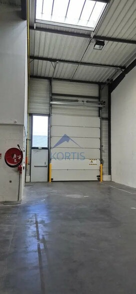 Local d’activités dans Saint-Priest à louer - Photo de l’immeuble – Image 2 sur 9