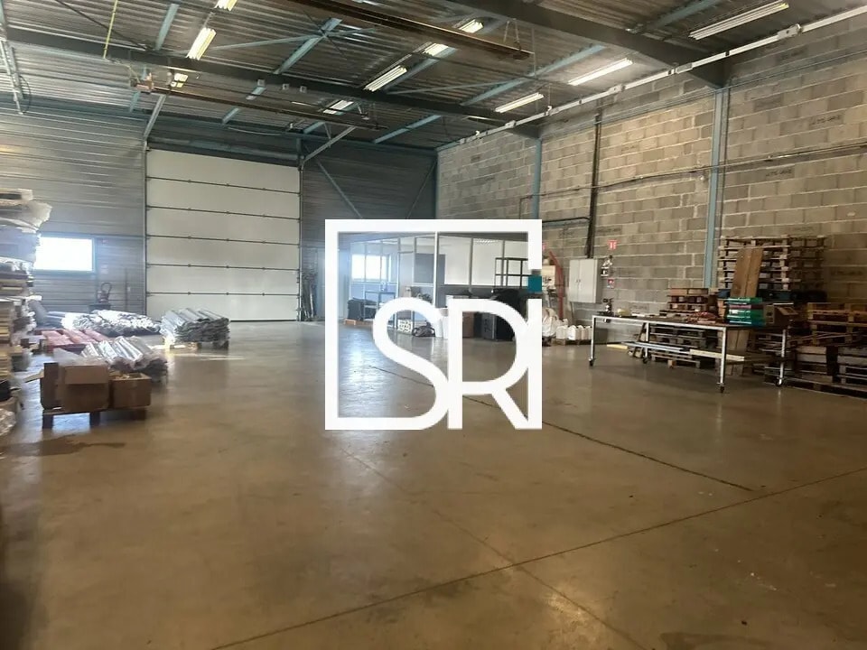 Industriel/Logistique dans Creuzier-le-Neuf à louer Photo de l’immeuble– Image 1 sur 12