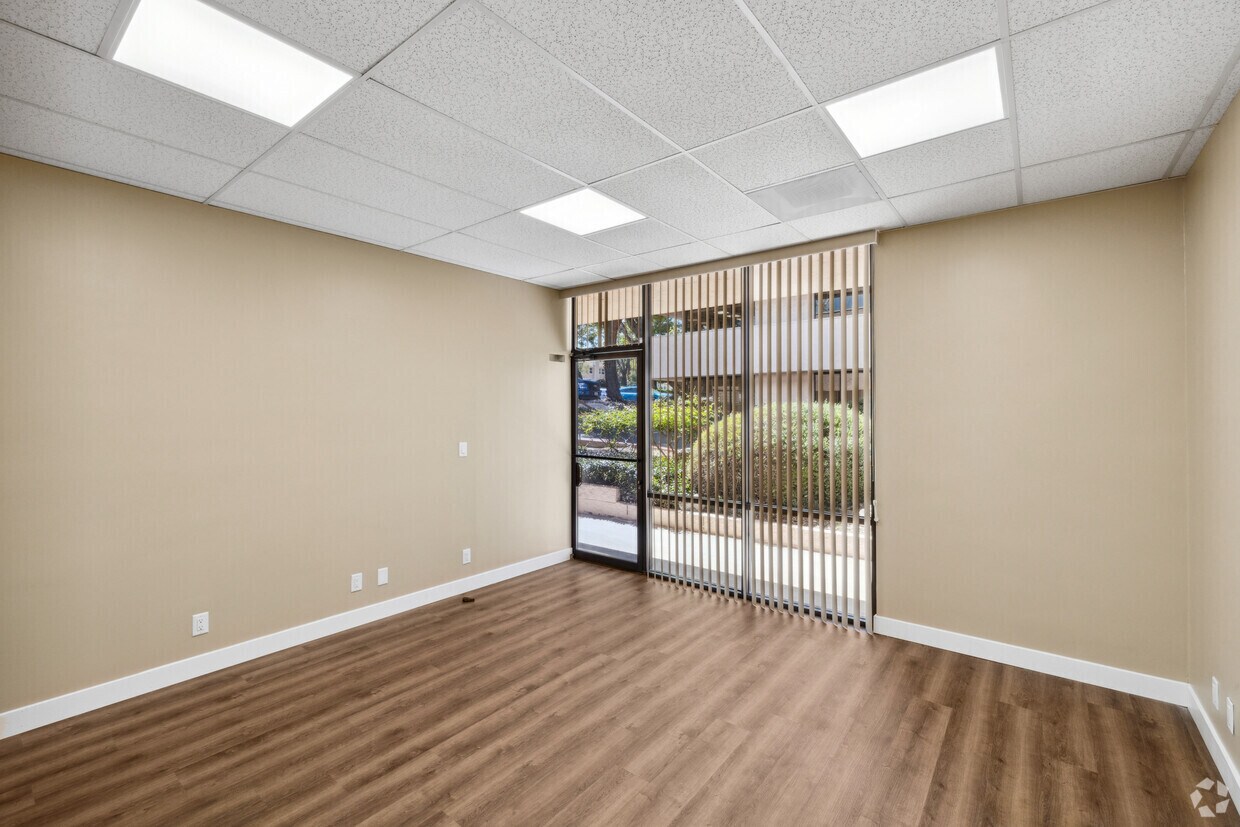 30941 Agoura Rd, Westlake Village, CA à louer Photo de l’immeuble– Image 1 sur 5