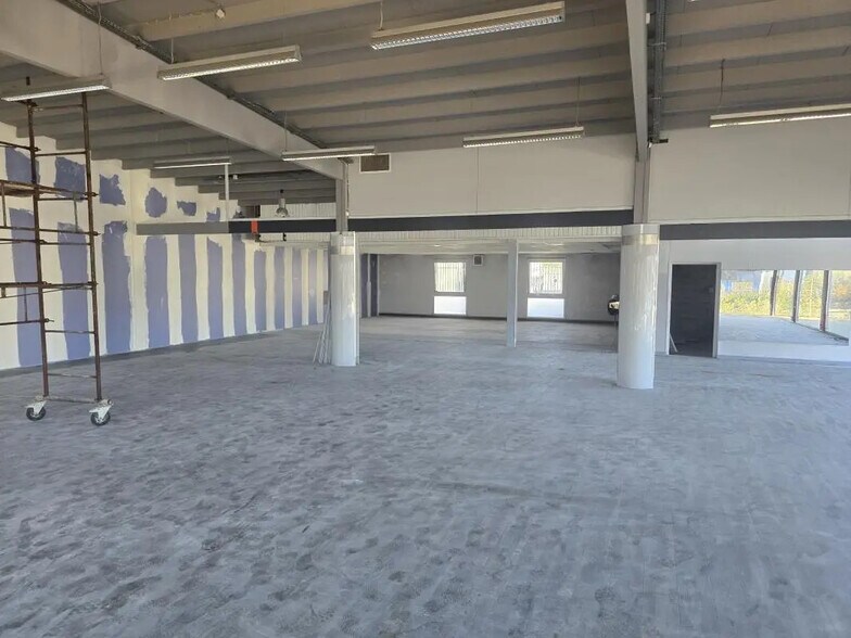 Local commercial dans Saint-Médard-en-Jalles à louer - Photo de l’immeuble – Image 3 sur 3