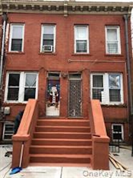 764 E 213th St, Bronx, NY à vendre - Photo de l’immeuble – Image 2 sur 3
