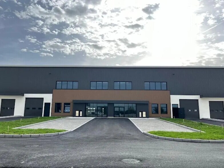 Bureau dans Saint-Priest à louer - Photo de l’immeuble – Image 1 sur 8