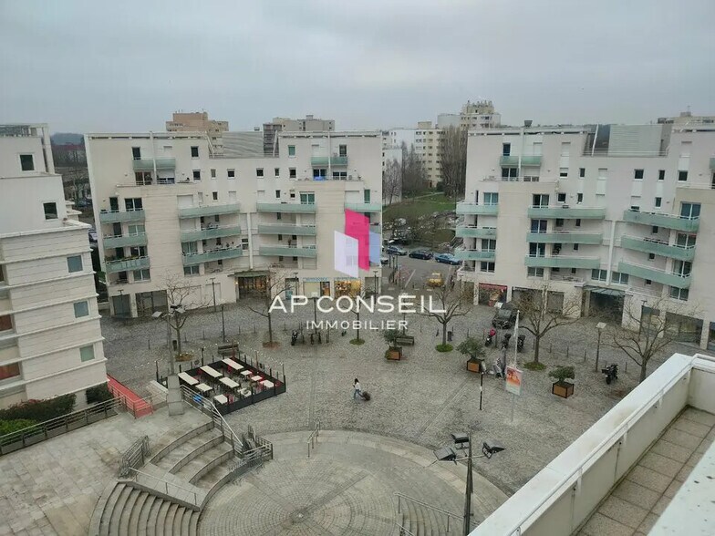 Bureau dans Montigny-le-Bretonneux à louer - Photo de l’immeuble – Image 2 sur 3