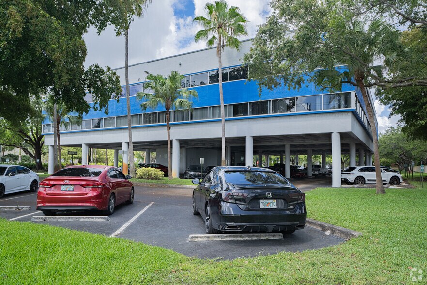 5701 NW 88th Ave, Tamarac, FL à louer - Photo de l’immeuble – Image 3 sur 12