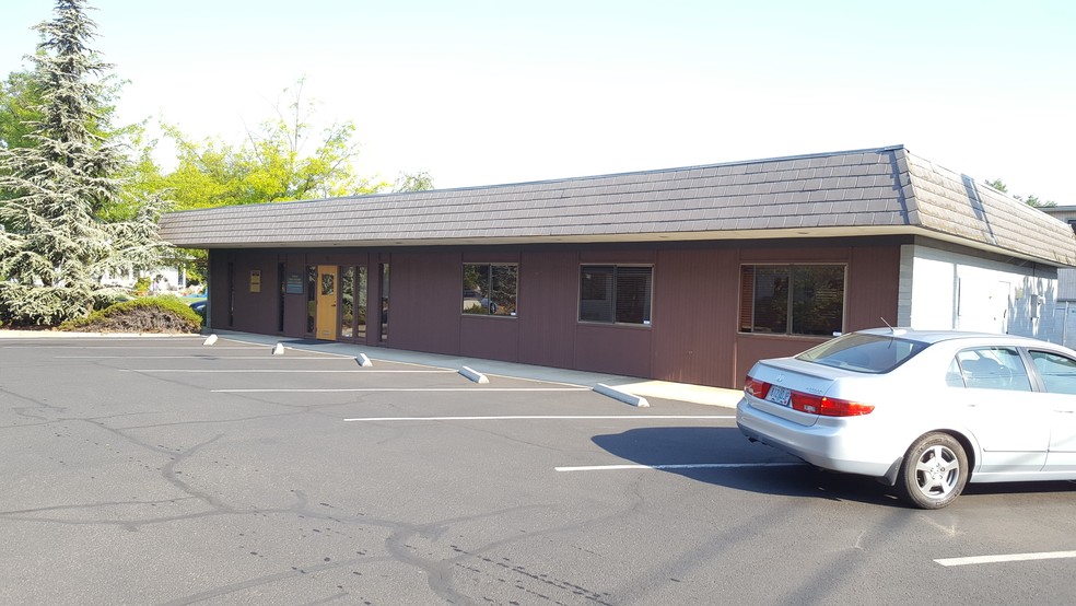 15 Newtown St, Medford, OR à vendre - Photo principale – Image 1 sur 11