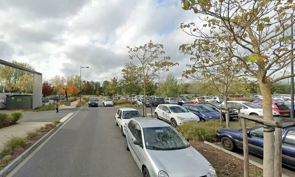 Local commercial dans Val-de-Reuil à louer - Photo de l’immeuble – Image 3 sur 4