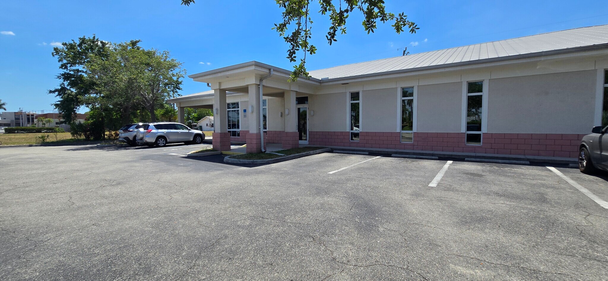 1510 SW Santa Barbara Blvd, Cape Coral, FL à louer Photo de l’immeuble– Image 1 sur 7