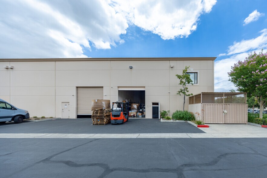 201 N Corona Ave, Ontario, CA à vendre - Photo de l’immeuble – Image 3 sur 15
