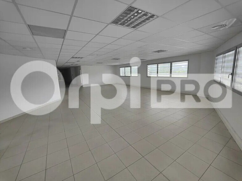 Bureau dans Grigny à louer - Photo de l’immeuble – Image 1 sur 5