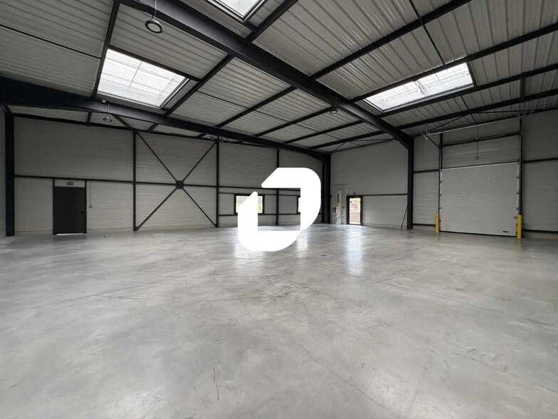 Local d’activités dans Dreux à louer - Photo de l’immeuble – Image 2 sur 16