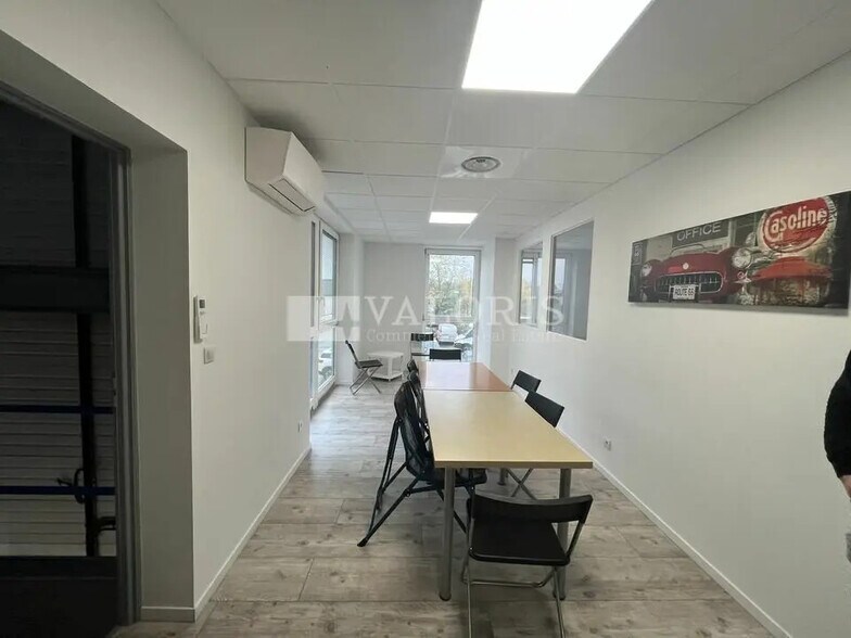 Bureau dans Bron à louer - Photo de l’immeuble – Image 2 sur 11