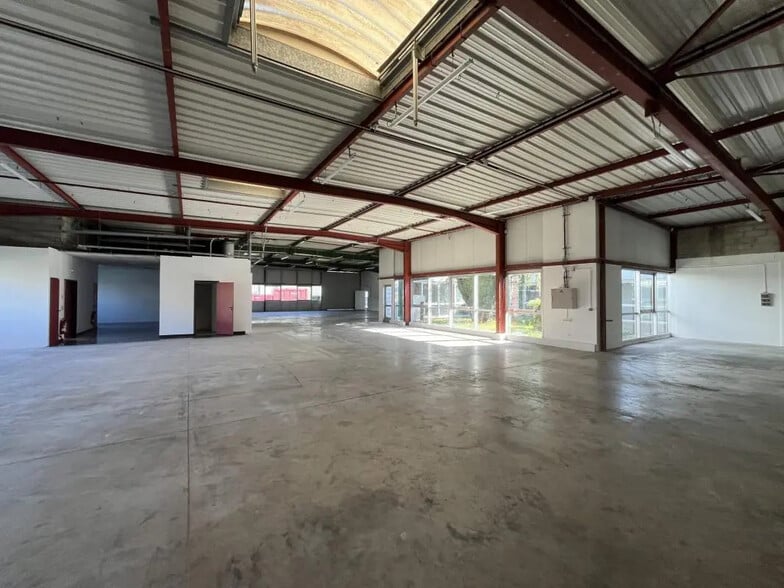 Local d’activités dans Villebon-sur-Yvette à louer - Photo de l’immeuble – Image 2 sur 9