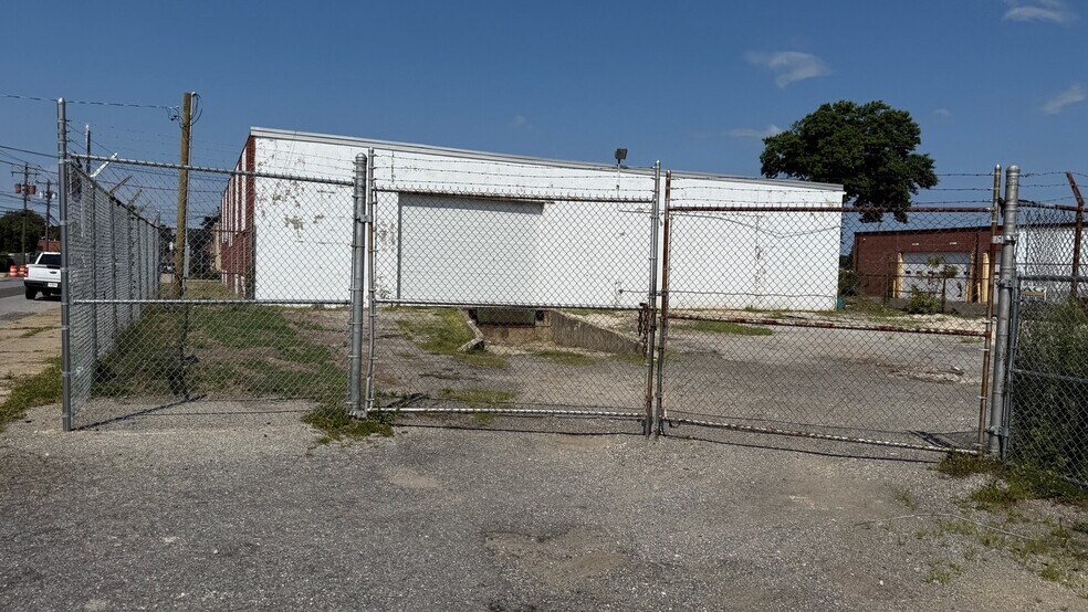 225 Ralph Ave, Copiague, NY à louer - Photo principale – Image 2 sur 4