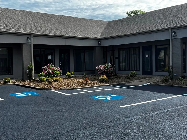 2301 W Walnut St, Rogers, AR à louer - Photo de l’immeuble – Image 2 sur 13