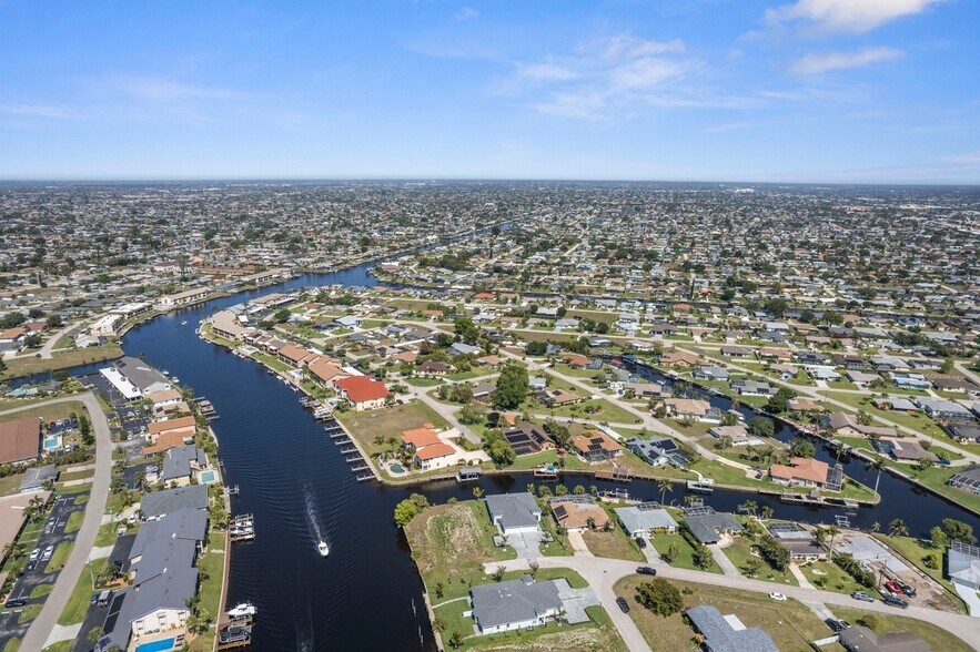 1107 SE 38th St, Cape Coral, FL à vendre - Photo de l’immeuble – Image 2 sur 35