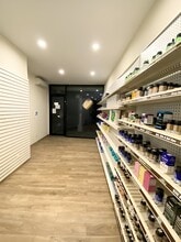 54-10 Flushing Ave, Flushing, NY à louer Photo intérieure– Image 2 sur 3