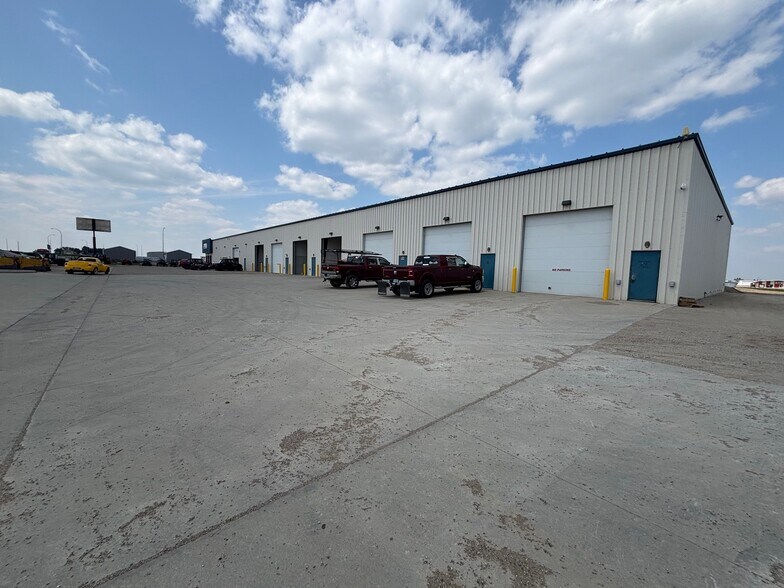 111 NE 45th Ave, Minot, ND à louer - Photo de l’immeuble – Image 3 sur 10