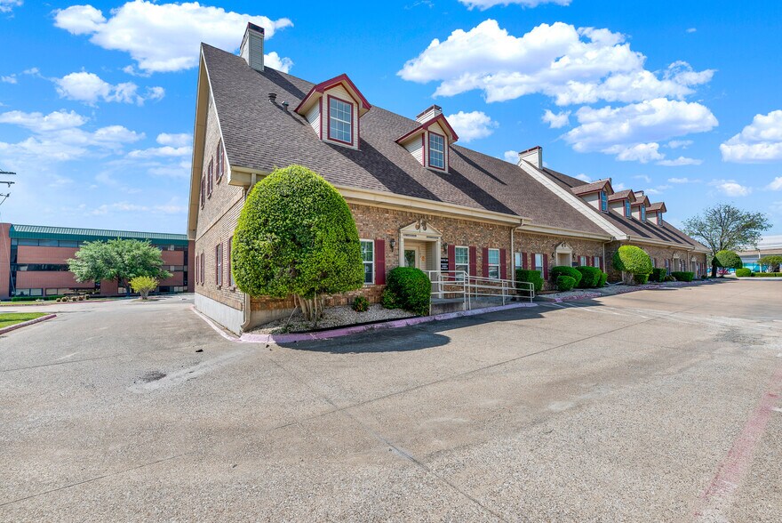 326 S Edmonds Ln, Lewisville, TX à louer - Photo de l’immeuble – Image 2 sur 29