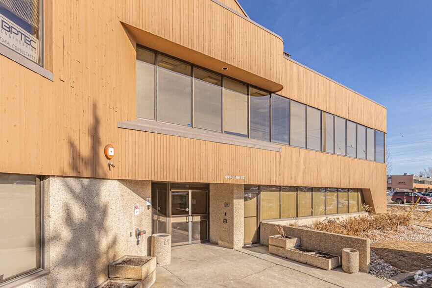 4220 98th St NW, Edmonton, AB à louer - Photo de l’immeuble – Image 2 sur 5