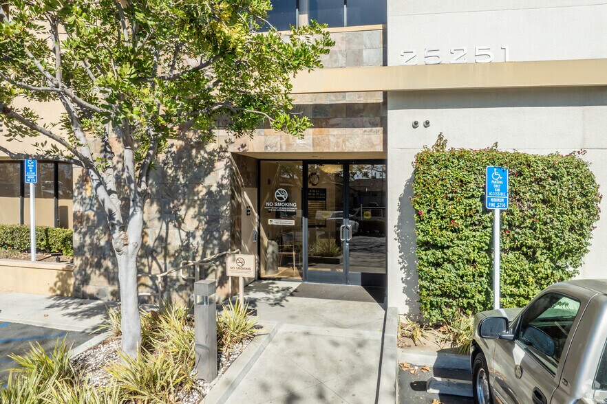 25251 Paseo de Alicia, Laguna Hills, CA à louer - Photo de l’immeuble – Image 3 sur 18