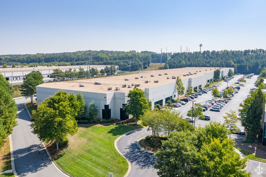 215 Satellite Blvd, Suwanee, GA à louer - Photo principale – Image 1 sur 8