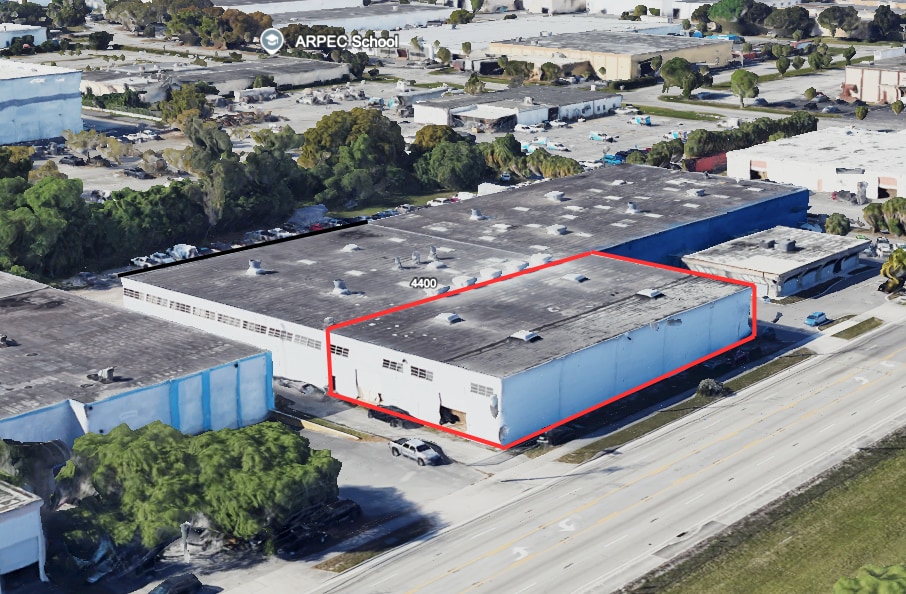 4400 NW 135th St, Opa Locka, FL à louer Photo de l’immeuble– Image 1 sur 7