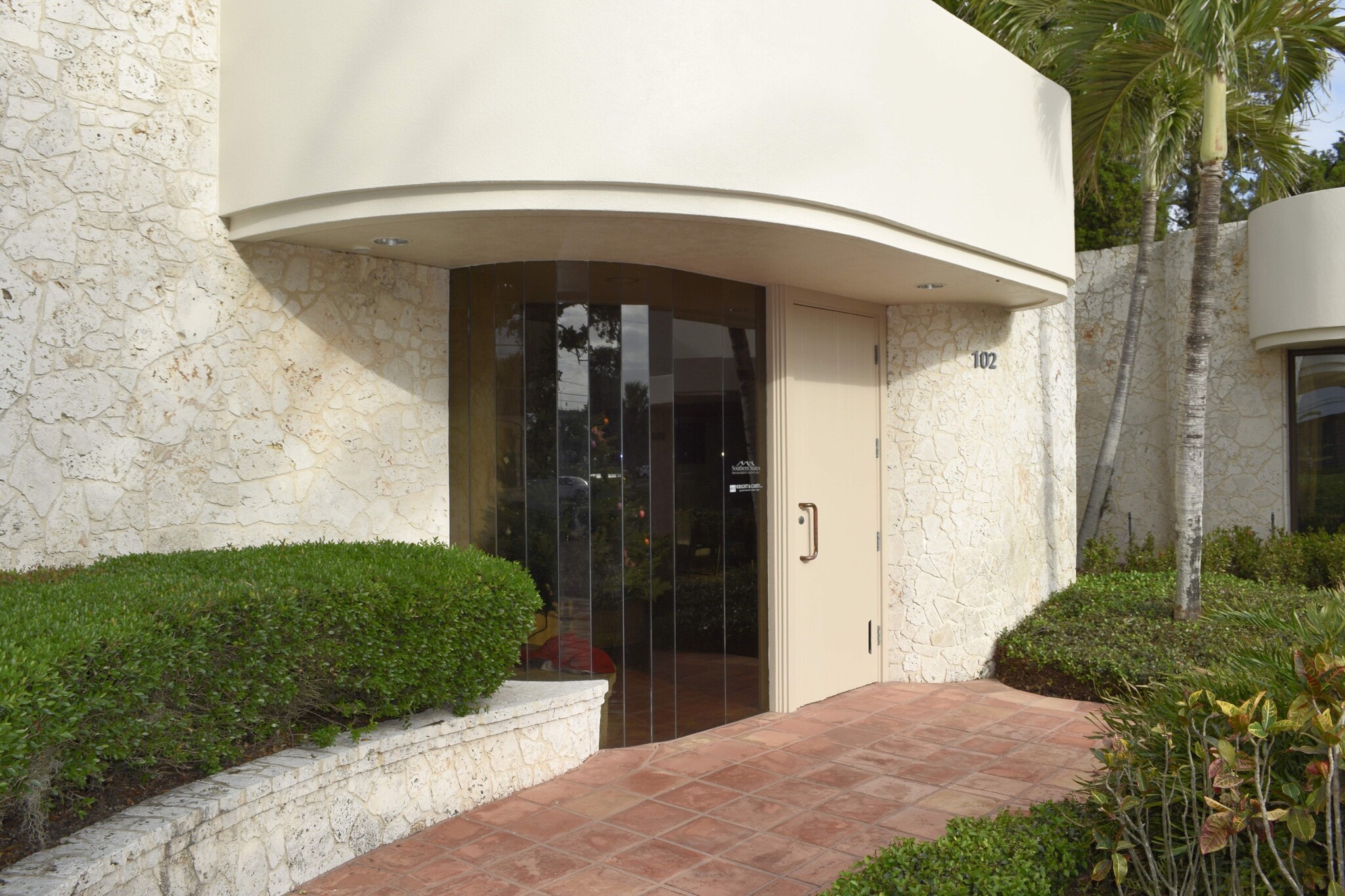 100-104 Riverside Dr, New Smyrna Beach, FL à louer Photo de l’immeuble– Image 1 sur 7