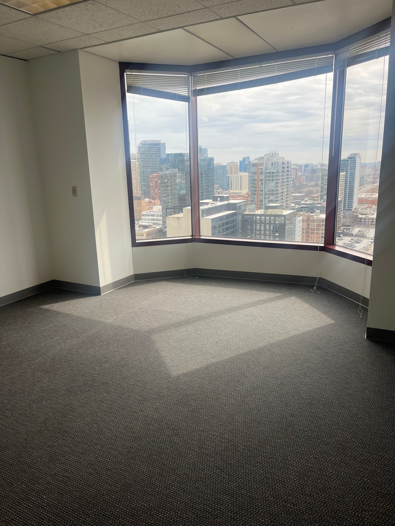 425 S Financial Pl, Chicago, IL à louer Photo de l’immeuble– Image 1 sur 4