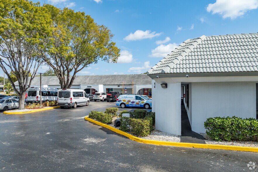 7100 W Commercial Blvd, Lauderhill, FL à louer - Photo de l’immeuble – Image 3 sur 4
