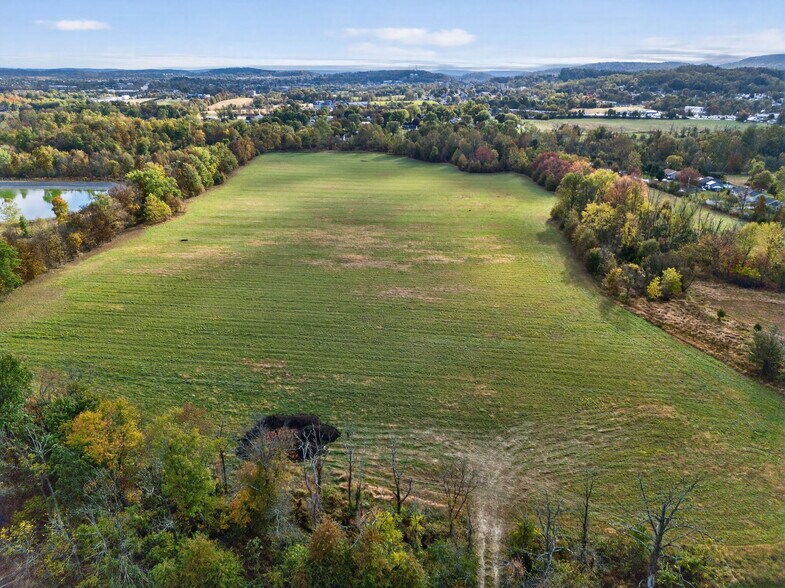 160 Spring Garden Dr, Bechtelsville, PA à vendre - Photo de l’immeuble – Image 2 sur 3