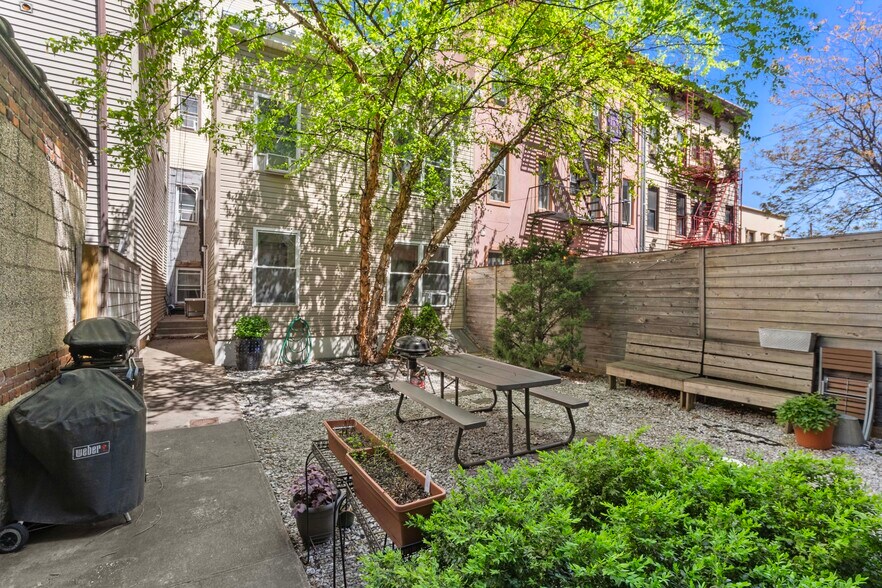 251 Powers St, Brooklyn, NY à vendre - Photo de l’immeuble – Image 2 sur 9
