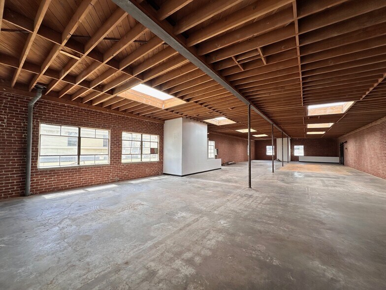 1327 S Olive St, Los Angeles, CA à louer - Photo de l’immeuble – Image 3 sur 24